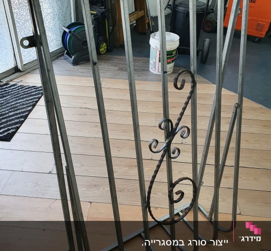 מסגרת מתכת עם עיטורים על רצפת עץ